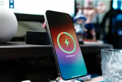 通河苹果15换屏服务分享用什么充电器给iPhone15充电更好 